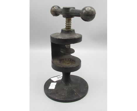 Robert Welsh vintage nut cracker H15cm