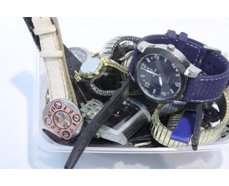 Box of mixed ladies and gents wristwatches. P&amp;P Group 1 (£14+VAT for the first lot and £1+VAT for subsequent lots) 