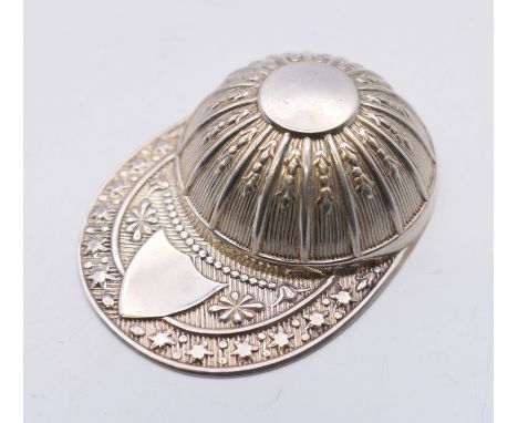 A silver jockey's cap form caddy spoon.  5.25 cm x 4 cm. 11.1 grammes.