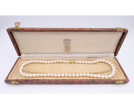A pearl necklace with 9 ct gold clasp.  46 cm long. 