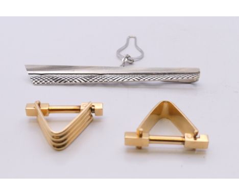 A pair of 18 ct gold cufflinks (11.7 grammes) and an 18 ct white gold tie clip (7.3 grammes).  Cufflinks 2 cm high, tie clip 