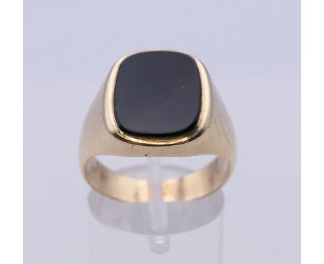 An unmarked 9 ct gold and onyx gentleman's signet ring. Ring size T. 8.8 grammes total weight. 