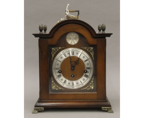 A vintage mantle clock. 32.5 cm high.