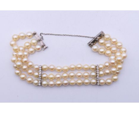A pearl bracelet.  20 cm long. 