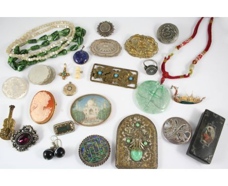 A QUANTITY OF JEWELLERY including a jade double fish pendant, a miniature depicting the Taj Mahal, a carved shell cameo brooc
