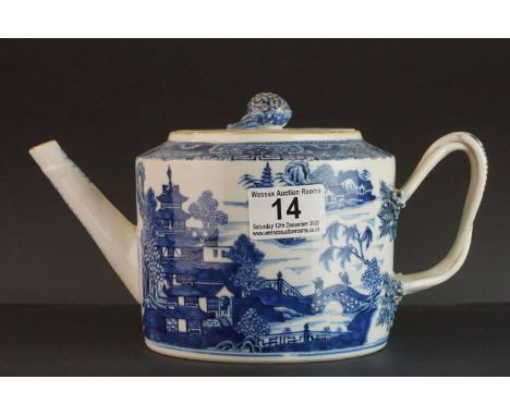 18th century Chinese Export Willow pattern Teapot, with strapwork handle and a knop in the form of a berry, 14cms high (some 