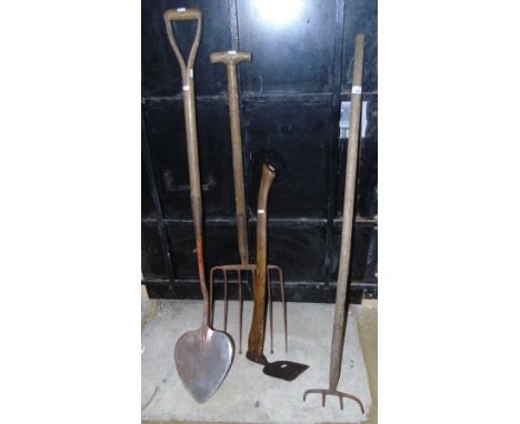 Vintage Agricultural Tools: A Beet Fork, Drag Fork, Short Hoe & Turf Lifter (4).