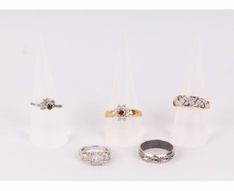 A group of five silver and yellow metal ladies dress rings.