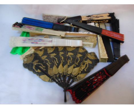 Box of vintage fans to include feather examples