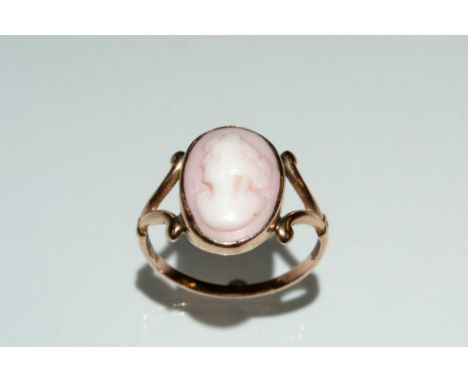 A carved shell cameo portrait ring, oval panel maiden facing right, 9ct rose gold mount and shank, stamped 9ct, size Q, 2.4g 