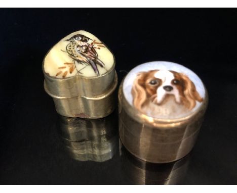 Silver hall marked pill or patch box the top decorated with the portrait of a spaniel type dog, along with a white metal pill