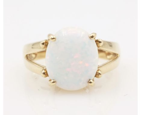 9ct gold opal ring hallmarked 9ct   Condition Report  M-N5gm Click here for further images, condition, auction times & delive