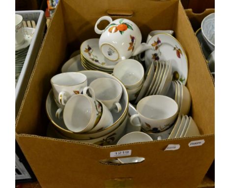 A quantity of Royal Worcester Evesham pattern dinner and teaware 
