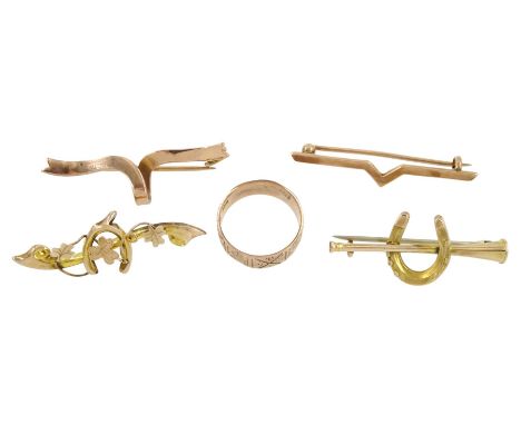 Victorian 9ct rose gold wedding band, Birmingham 1891 and four 9ct gold brooches including horseshoe and hornCondition Report