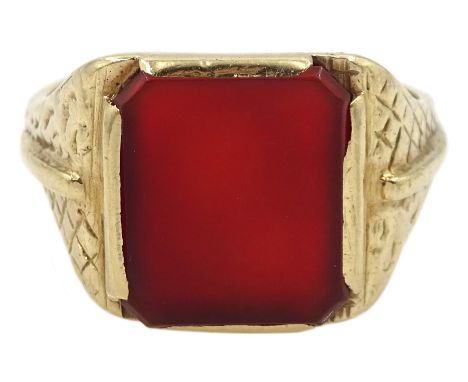 9ct gold carnelian signet ring with engraved shoulders, Birmingham 1971Condition Report:Approx 8.87gm, size X, slight surface