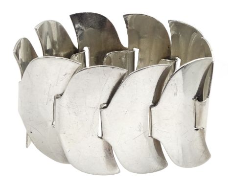 Silver contemporary abstract fish tail link braceletCondition Report:Approx 74.35gm, length = 18.2cm, depth = 4.1cm, a few li