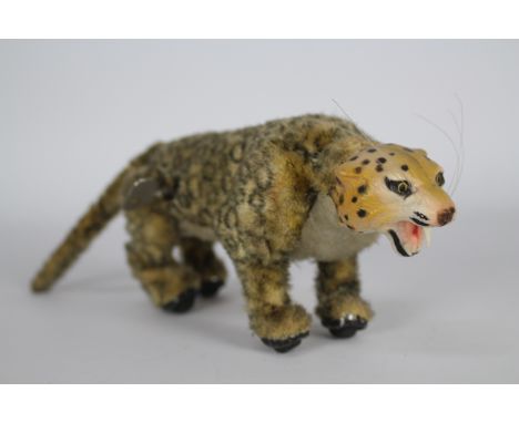 Marx - An unboxed vintage Marx 'Walking Leopard'. The clockwork leopard w=comes with key and appears to be in Good working co