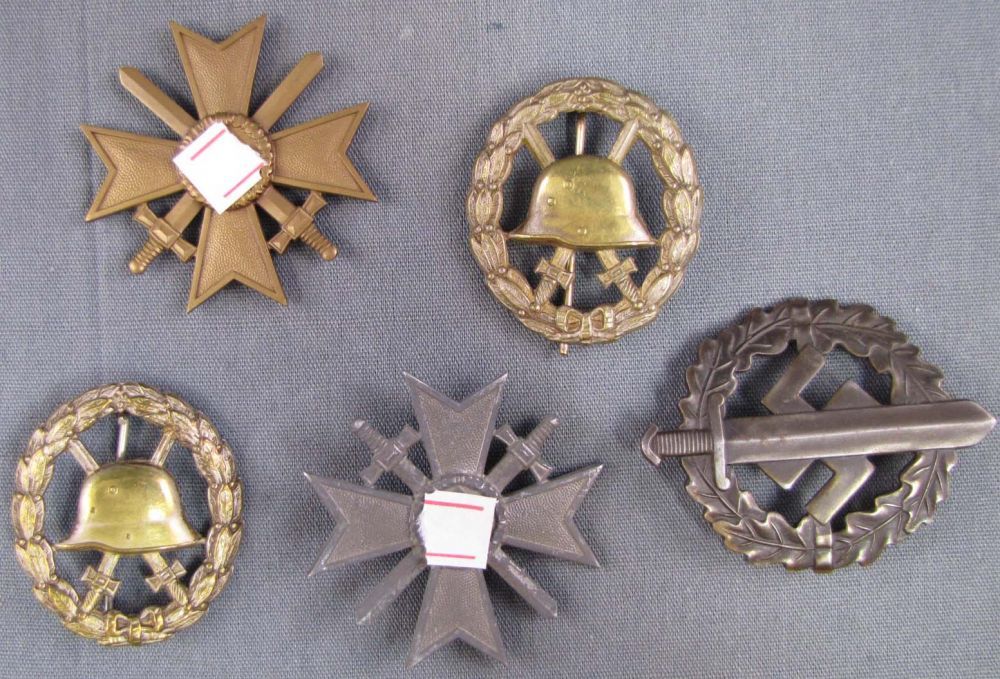 5 Orden / Abzeichen. Auch III. Reich, 2. Weltkrieg SA Wehrabzeichen. 2 Verwundetenabzeichen 1. We