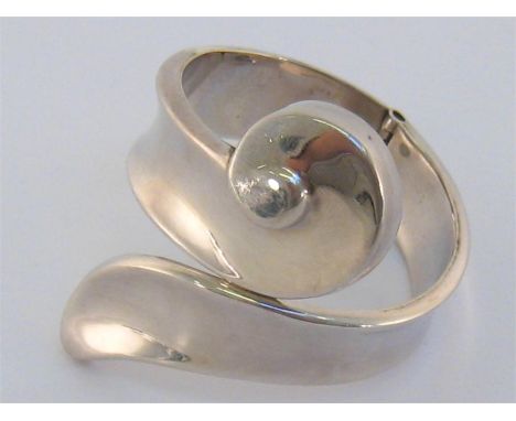 A South American silver hinged bangle, of spiral design, stamped ‘925 Mexico’, inner diameter 5.2cm, 62gms
