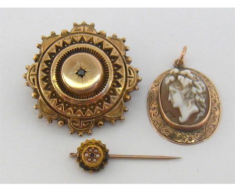 A mixed lot of Victorian gold jewellery, including a machine made boss brooch/pendant, set to the centre with a single rose c