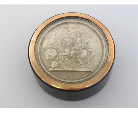 Napoleon interest:- A tortoiseshell snuff box with gold rim mount, circa 1800, the top set with silver medallion signed “Andr