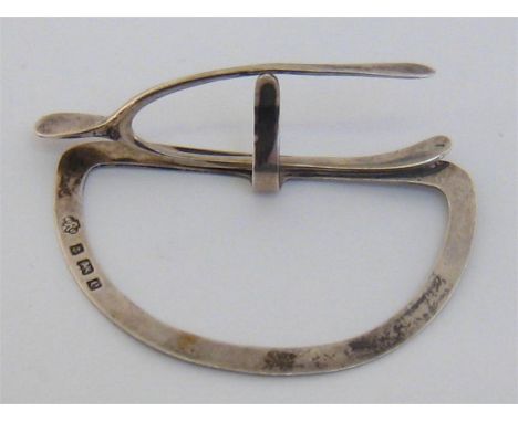 An Edwardian silver novelty place card or menu holder modelled as a wishbone on an openwork “D”-shaped base, by William Hutto