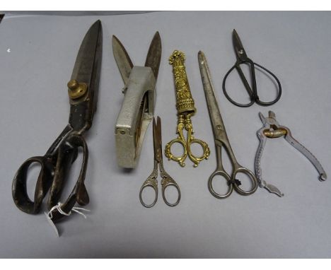 Box of vintage scissors including Drapers