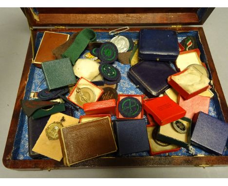 Box of vintage medallions and patches to include Girl Guides and shooting awards