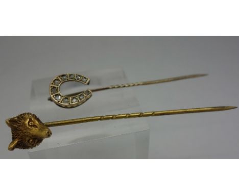 A gold fox tie pin and a gold and diamond horseshoe tie pin, weight 4.6g