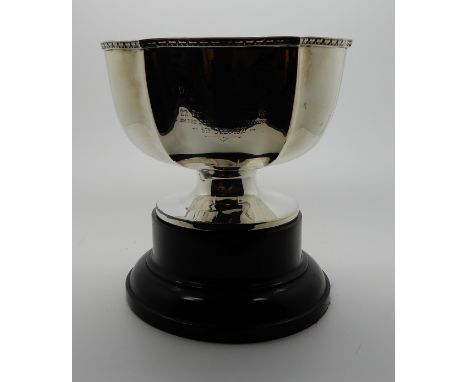 A silver presentation rose bowl on stand, Birmingham 1920, 270gms Condition Report: Available upon request