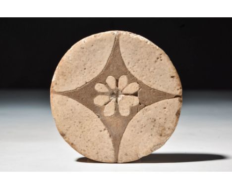 New Kingdom, 20th Dynasty, Ca. 1184 - 1153 BC.
A glazed composition inlay in the form of a rosette, set with an X-shaped desi