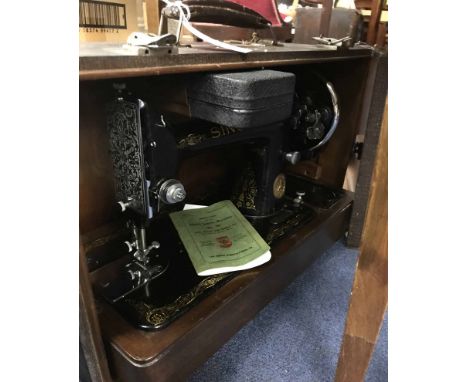 SINGER SEWING MACHINE MODEL 99encased with booklet 
