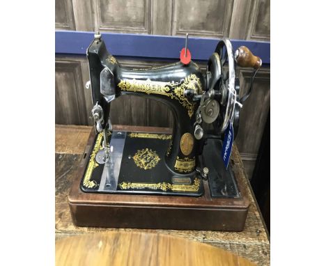 SINGER SEWING MACHINE MODEL IN BOX WITH HANDLE TURN