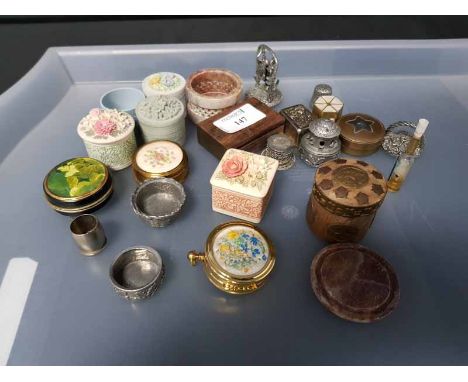 GROUP OF SMALL TRINKET BOXES
