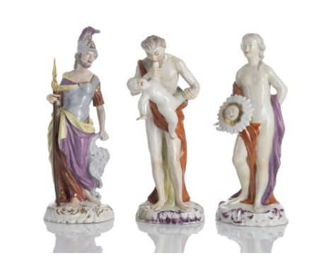 Drei Figuren aus einer Folge von zwölf Göttern und GöttinnenWallendorf, um 1775/80H. 25 cmVenus/Aphrodite, Minerva/Pallas Ath