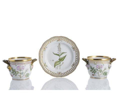 Paar Cachepots und Teller aus dem Flora Danica ServiceRoyal Copenhagen, 1980-84 und 1985-91H. 12,5/D. 25 cmTeller: "Circaea l