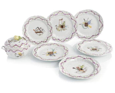 Sechs Teller und DeckelterrineWallendorf, um 1770D. 20,5/22,5/25,5 cmDekor von polychromen Gartenwerkzeugen, Früchten und Tro