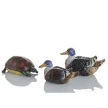 Drei Deckelterrinen in Form einer Schildkröte und zwei Enten