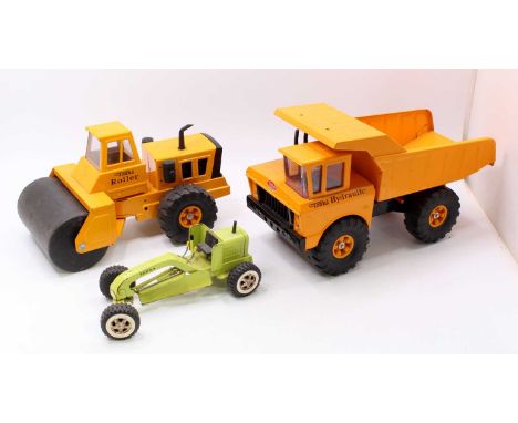 A collection of 3 Tonka Toys pressed steel models comprising a Canadian made Hydraulic Dumper Truck, an Articulated Roller, a