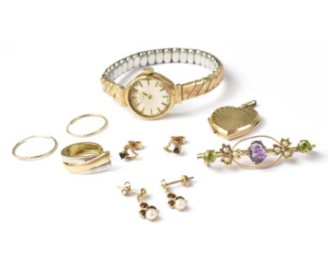 Various items of gold jewellery to include a yellow metal amethyst, peridot and seed pearl brooch, a 9ct gold heart-shaped lo