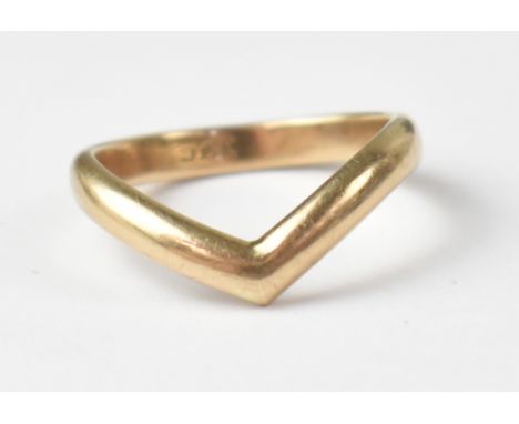 A 9ct gold wishbone ring, size K, approx 2.6g.