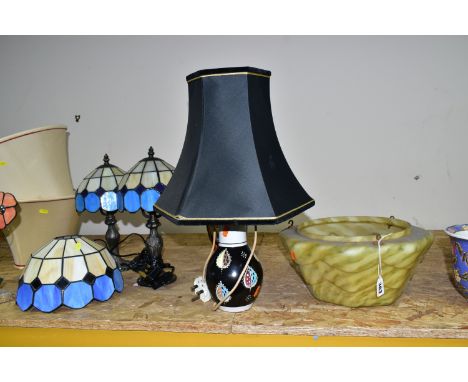 A GROUP OF LAMPS, CERAMICS AND SUNDRY ITEMS, to include a vintage ceramic table lamp with painted leaf design, a pair of mode