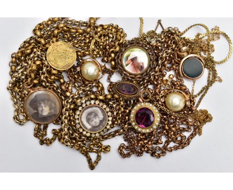A BAG OF ASSORTED YELLOW METAL JEWELLERY, to include a gold plated swivel fob set with bloodstone and carnelian inlays, a gol