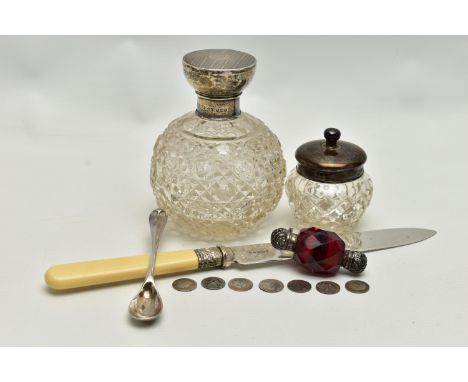 AN EARLY 20TH CENTURY SCENT BOTTLE AND OTHER ITEMS, to include a large round glass vanity scent bottle, the silver cover with