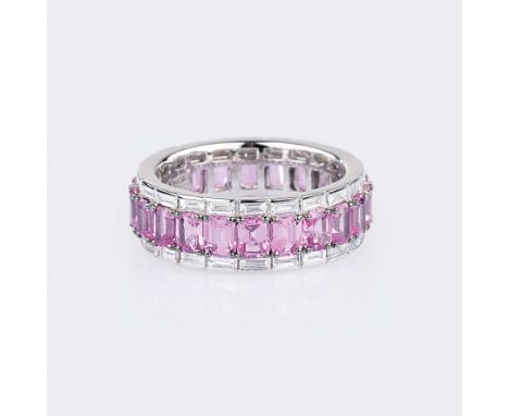 Pink Saphir Brillant Memory-Ring. 18 kt. WG, gest., tlw. geschwärzt,  MZ: JK. Umlaufend in Kanal- und Krappenfassungen 22 Pin