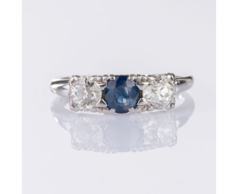 Diamant-Saphir Ring. Anf. 20. Jh. 18 kt. WG, undeutl. gest., MZ: KA Pall, wenige Altersspuren. Der Saphir im Kissenschliff ca