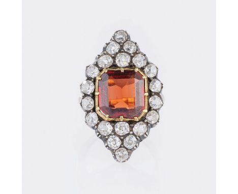 Grosser Jugendstil Diamant-Ring mit Granat-Besatz. Anf. 20. Jh. 14 kt. Roségold, GG mit Silber. Navetteförmiger Ringkopf, dic