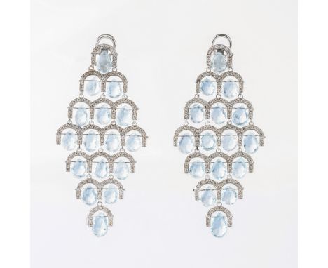 Paar Kaskaden Aquamarin-Brillant-Ohrhänger. 14 kt. WG, gest. Große, bewegliche Hänger mit diamantbesetzten Halbkreisbögen und