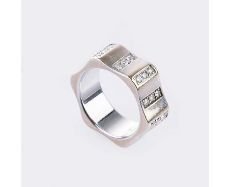 Montblanc. Brillant-Ring 'Modell Classic Large'. 18 kt. Gold, rhodiniert, gemarkt 'Montblanc',  Stod, 54, tlw. Tragespuren. G