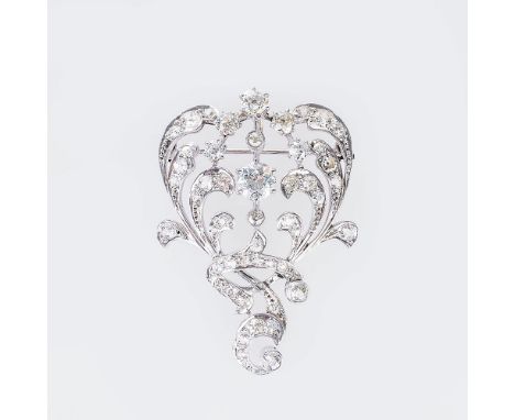 Jugendstil Diamant-Brosche. Um 1915. 14 kt. GG mit Platin, Rhodinierung erg., Nadel erg., Verso kl. Rep. Florale Stege in ges